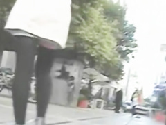 Красивая киска на скрытую камеру под юбкой