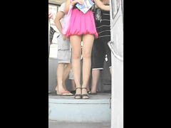 Телка в пошлом платье показывает отсутствие трусиков