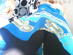 Опустил камеру под платье дамы и смотрит на ее жопу