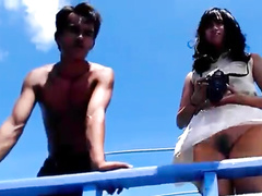 Ветер задрал азиатке платье и показал волосатый лобок