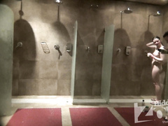 Общение под душем голых моющихся девчонок