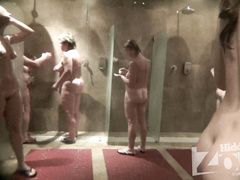 Бабки и зрелки трут спинки придя в общественную душевую