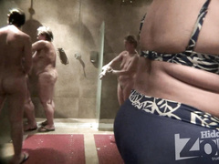 Дружная помывка полненьких женщин в душевой