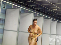 Женщина намылилась и обмылась в душевой