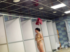 Моется в душе, пока вокруг мало людей