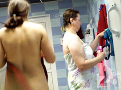 Заходя в душ женщины вешают одежду на крючки