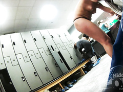 Попала в объектив показав маленькие сиськи одеваясь