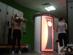 Натянула майку на маленькие сиськи и смазала руки