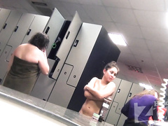 И молодые и пожилые скидывают одежду перед камерой