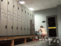 Голая брюнетка пошла из раздевалки в душ