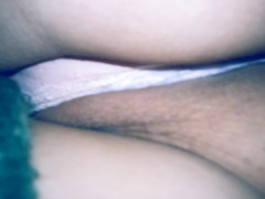 Пока девка не заметила, снял ее дырочки в трусиках на камеру