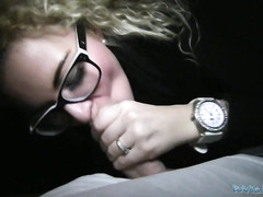 Удачный пикап секс с молодой блондинкой в очках