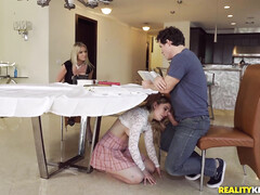 Пришел к студентке учить уроки и развлекся с ней и её мамой