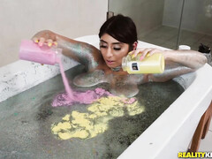 Пышечка принимает ванну с блестками и отдается любимому