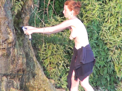 Супруги обнажились в скалистой местности